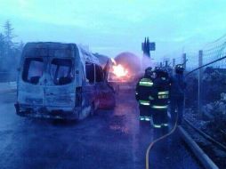 Antes de las 07:00 horas una pipa y una camioneta chocan, lo que provoca un incendio y deja lesionadas a cinco. Foto: @luismiguelbaraa. ESPECIAL /