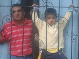 El menor, amarrado de pies y manos, es captado junto con su padre Carlos Damián Rojano López, que se asoma a la ventana. ESPECIAL /