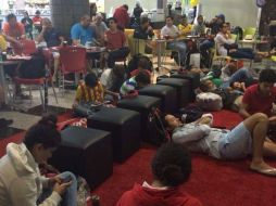 Todos deambulan por el aeropuerto esperando la solución a sus vuelos, sin recursos para alimentarse. ESPECIAL /