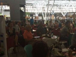 Los mexicanos permanecen en el aeropuerto de Recife. ESPECIAL /
