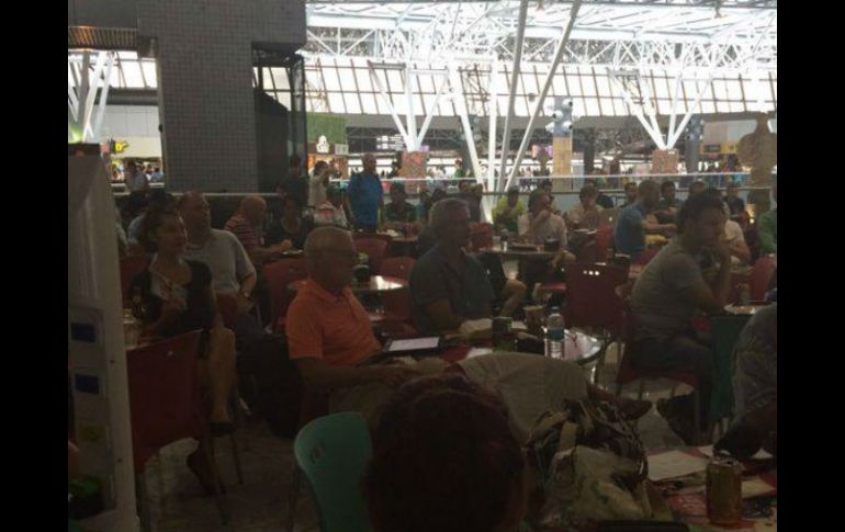 Los mexicanos permanecen en el aeropuerto de Recife. ESPECIAL /