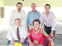 La familia. Cristi Arregui con su esposo Eduardo Martínez Guitrón y sus hijos Diego, Eduardo y Gabriel.  /