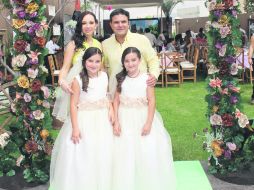 Las festejadas. Sandra Solórzano y César Martínez con sus hijas, Nicole y Carol.  /