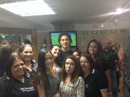 Los que se encontraban en Centro Estético se tomaron fotografías con los jugadores. ESPECIAL /