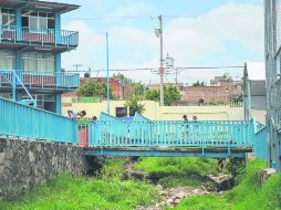 En temporada de lluvias, el canal que pasa en medio de la secundaria técnica 155 'Luis Donaldo Colosio' se desborda.  /