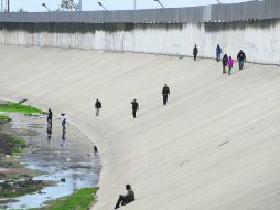 Paso. Decenas de migrantes tratan de cruzar hacia Estados Unidos por el Río de Tijuana. NTX /