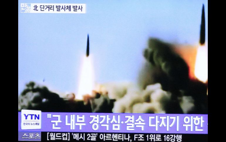 Los proyectiles recorren unos 190 kilómetros hasta caer al agua sin causar daños. AP /