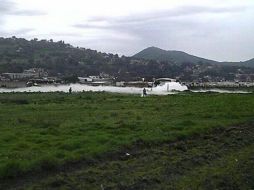 La circulación en la zona está cerrada. Autoridades trabajan en el árean. Foto: ‏@ccambiental1. ESPECIAL /