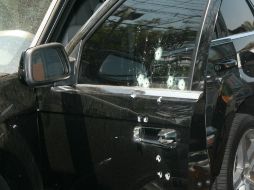 Los asaltantes disparan contra el vehículo con placas de Chiapas, sin que se registren personas lesionadas. ARCHIVO /