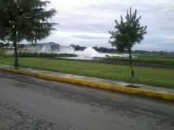 Pemex, como control, suspende temporalmente la operación del ducto y a depresionarlo para vaciar el producto. Foto: ‏@luismiguelbaraa. ESPECIAL /