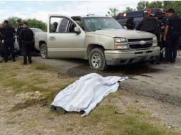 El usuario de Twitter, @Caduet510 muestra una imagen del policía federal abatido en el enfrentamiento. ESPECIAL /
