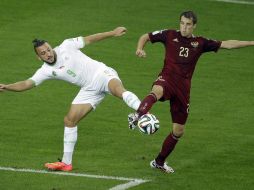 Acción de juego entre Nabil Ghilas de Argelia y Dmitry Kombarov de Rusia. AP /