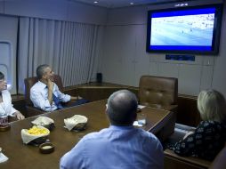 Barack Obama siguió el partido de EU ante Alemania desde el avión presidencial. AFP /