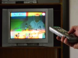 Según estudio, los españoles ven televisión una media de 1.6 horas al día, frente a las 2.8 que la ven de medio los estadounidenses. ARCHIVO /