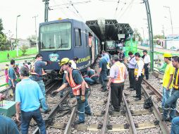 Manos a la obra. Trabajadores tardaron alrededor de tres horas en detectar y reparar el desperfecto.  /