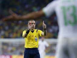 El árbitro Cuneyt Cakir  gesticula para imponer el orden en el partido entre Argelia y Rusia en la Arena da Baixada en Curitiba.  /