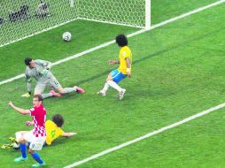 Marcelo desvió una pelota para marcar el primer tanto del Mundial. Registró 378 mil 85 tuits por minuto. AP /