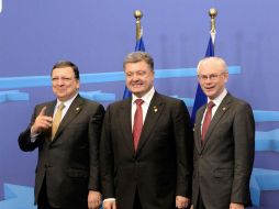 El presidente Petro Poroshenko (centro) y autoridades de la UE, en Bruselas. AFP /
