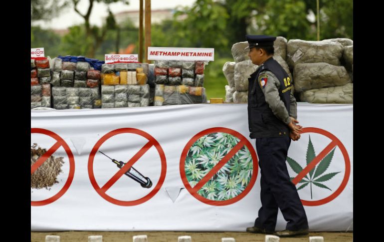 Policías preparan la quema de sustancias ilícitas en el Día Internacional contra el Abuso de la Droga, en Rangún (Birmania). EFE /