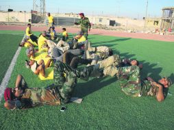 Voluntarios entrenan en Basora, en donde miles se unen a las fuerzas de seguridad iraquíes en la lucha contra los yihadistas sunitas. AFP /