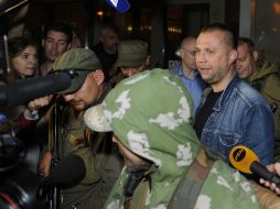 Alexandr Borodái, primer ministro de Donetsk, anuncia a los periodistas la decisión. AFP /