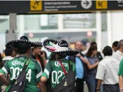 Varios de ellos aún portaban playeras de la Selección. Foto: @El_Universal_Mx. ESPECIAL /