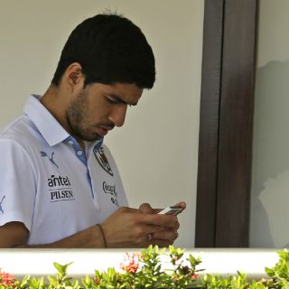 La FIFA recomienda tratamiento para Luis Suárez