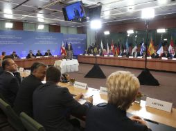 Los líderes europeos asisten a la segunda jornada de la cumbre de la UE para la firma de tratado entre países. EFE /