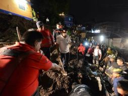 Personal de Protección Civil y trabajadores de Naucalpan continuaban con la remoción de escombros. Twitter: @Marlonsc07. ESPECIAL /