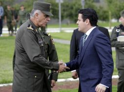 El gobernador del Estado y el General Salvador Cienfuegos durante encuentro en el Cuartel General de la V Región Militar. ESPECIAL /