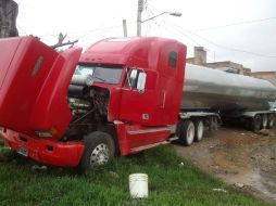 El tráiler Freightliner, con capacidad de 45 mil litros, contenía unos cuatro mil 500 de gasolina presuntamente robada.  /