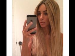 La peluca que luce muy real deja ver un pecho al descubierto, algo que parece hecho a propósito. ESPECIAL /