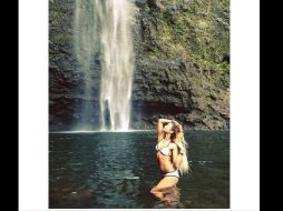 La protagonista de 'High School Musical' presume su figura en un bikini blanco con vivos negros. ESPECIAL /