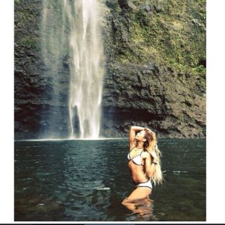 Vanessa Hudgens luce su bikini en Hawai