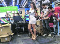 Mecadotecnia. La edecán portaba en su vestido un código de lectura QR para atraer la atención. ESPECIAL /