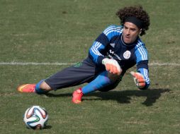 El portero Guillermo Ochoa es de las figuras que hicieron que México calificara a Octavos de final. AP /