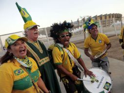 Un grupo de aficionados brasileños canta a las afueras del estadio Mineirao, en la jornada previa al partido entre Brasil y Chile.  /