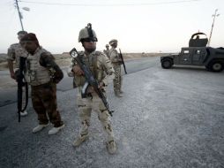 Soldados iraquíes apostados cerca de la forntera con Arabia Saudita. El ejército lanzó ataques aéreos contra bases del EIIL. EFE /