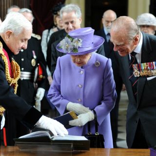 Isabel II rinde tributo a los voluntarios de la 'Gran Guerra'