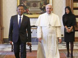 Francisco se reúne con el presidente de Madagascar, Hery Rajaonarimampianina. EFE /