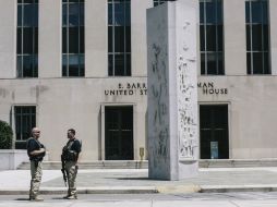 Oficiales de policía permanecen afuera de la Corte donde se lleva a cabo el juicio a Ahmed Abu Khatalla. AFP /