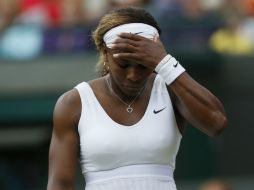 Serena Williams se lamenta luego de perder un punto ante Alizé Cornet durante el encuentro. AP /