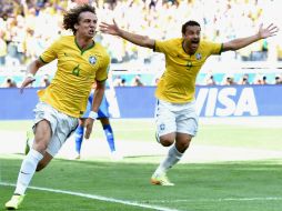 David Luiz y Fred festejan el único gol de Brasil en los octavos de final. EFE /