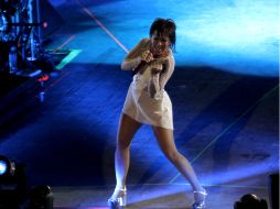 Vestida de blanco con zapatillas y chaqueta plateada, Alejandra Guzmán cantó en un escenario de 360 grados. NTX /