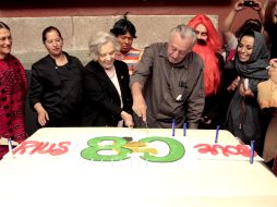 Rius celebra su cumpleaños número 80 en el Museo de la Ciudad de México, acompañado de la escritora Elena Poniatowska. NTX /