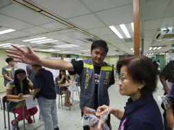 Un total de 787 mil personas participaron en este referéndum no oficial para elegir el próximo jefe del ejecutivo local en 2017. AP /