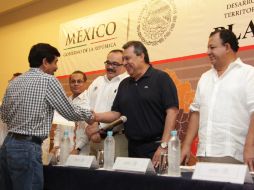 Las autoridades también otorgaron tarjetas con saldo de cinco mil 500 pesos. NTX /