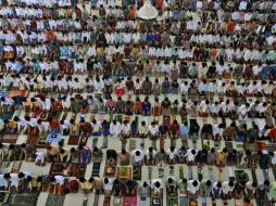Cientos de musulmanes comienzan a celebrar el mes santo del ramadán. AFP /