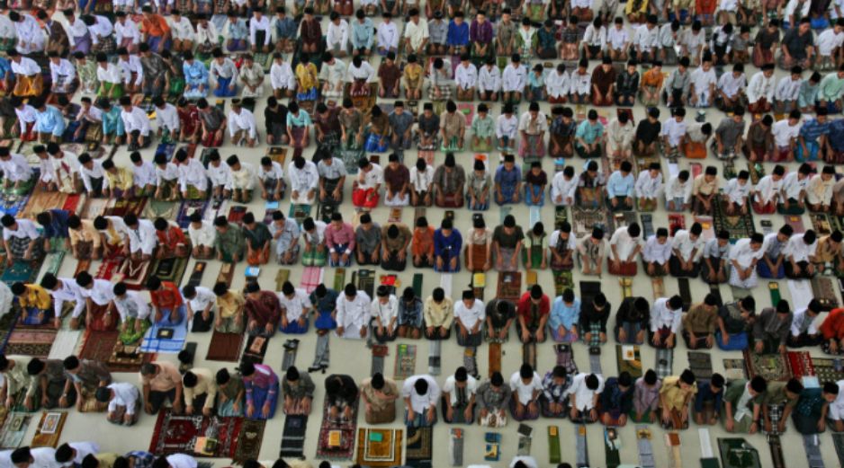 Cientos de musulmanes comienzan a celebrar el mes santo del ramadán. AFP /