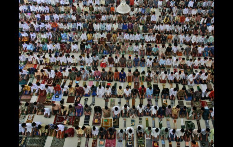 Cientos de musulmanes comienzan a celebrar el mes santo del ramadán. AFP /